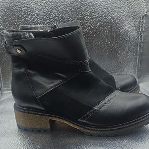 Earth elements  Taylen size 9.5M Black Leather Ankle Boots Grips snow no slip